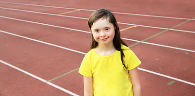 姑娘们，在体育场玩得开心点图片下载