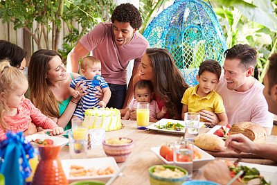 一群家庭在家里庆祝孩子的生日素材图片