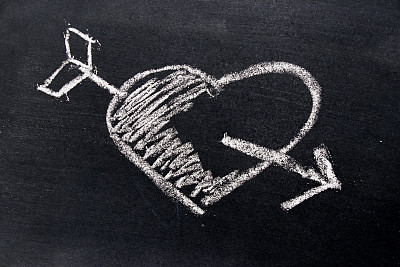 白色粉笔画心形与箭头形状的黑板背景，用于装饰在情人节，爱情，夫妇或订婚概念图片下载