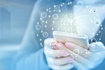 商务女性手连接智能手机使用互联网社交媒体图片下载