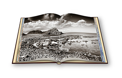 3D渲染打开的照片册与爱尔兰风景(北爱尔兰-英国)。我是这个3D渲染中使用的图像的版权所有人。图片下载