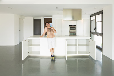 男人和厨房相爱图片下载