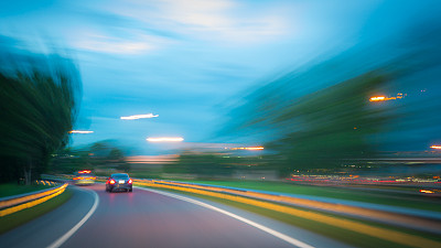 抽象模糊了道路上的汽车图片下载