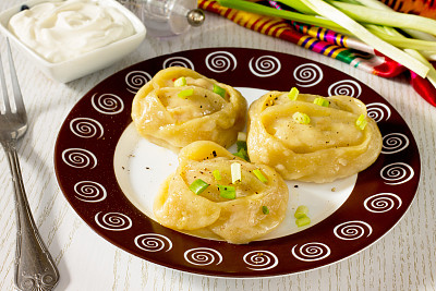 蒸饺配鸡和辣椒粉图片下载