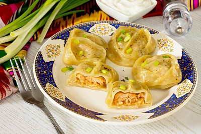 蒸饺配鸡和辣椒粉图片下载