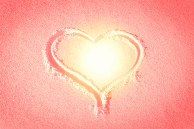 心形画在雪里，暖暖的晚霞风格的色彩图片下载