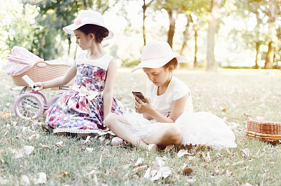 小双胞胎用手机自拍图片下载