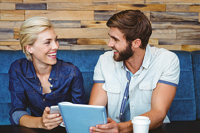 一对可爱的情侣在平板电脑上看照片图片下载