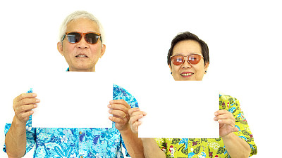 快乐的亚洲年长夫妇持有白色空白标志图片下载