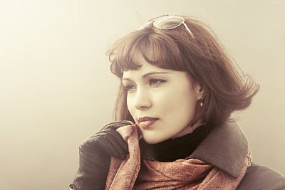 悲伤美丽的时尚女人在户外红围巾图片下载