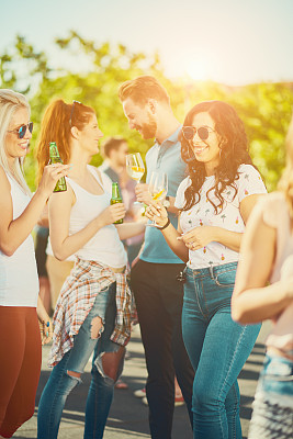 朋友们在户外聚会上玩得很开心图片下载