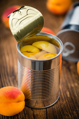 木质背景上的杏脯(选择性聚焦)素材图片