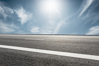 柏油马路和天空云雾景观图片下载