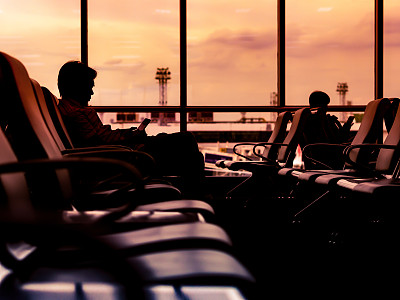 机场候机室里旅客的剪影图片下载