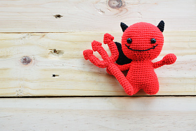 毛线娃娃红魔鬼图片下载