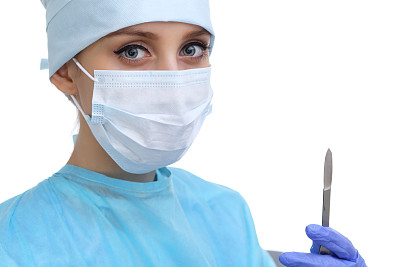 这是一名孤立的女外科医生看着摄像机的特写图片下载