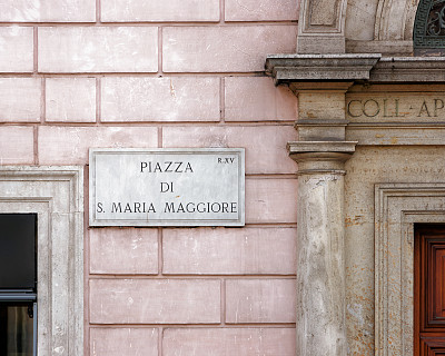 罗马广场上的圣玛丽亚马乔里街的标志图片下载