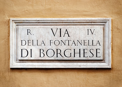 在罗马墙上的della Fontanella di Borghese标志图片下载