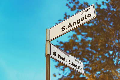 罗马的圣安杰洛桥街道指示牌图片下载