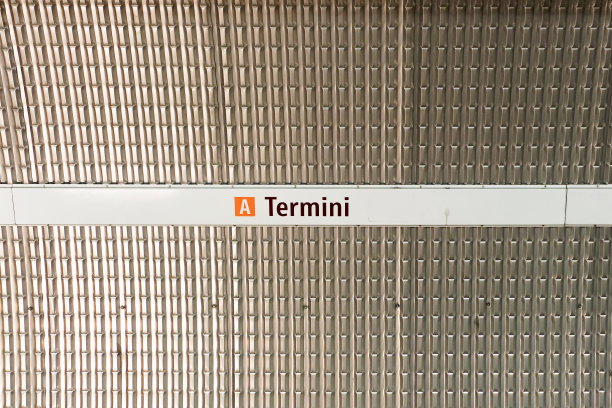 罗马火车站站台金属墙上的终点站标志图片下载