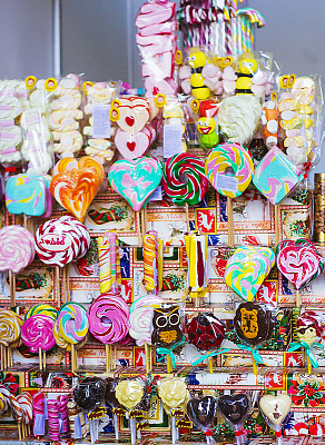 商店橱窗里出售的焦糖棒和巧克力糖果都是不错的选择图片下载