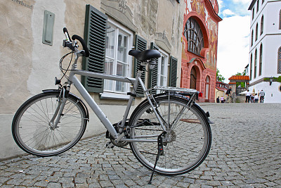 在德国巴伐利亚州富森镇的街道上骑自行车图片下载