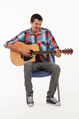 音乐家在弹吉他。图片下载