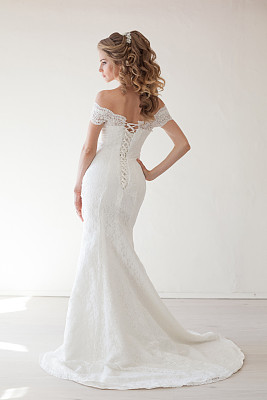 美丽的新娘摆着婚礼的发型和礼服图片下载