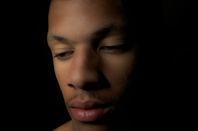 年轻人在一张低调的照片里图片下载