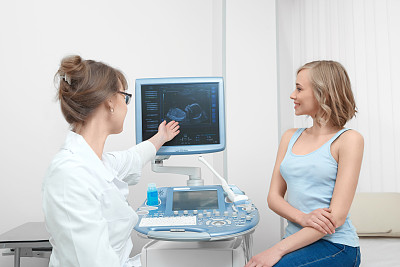 年轻漂亮的女人在看医生图片下载