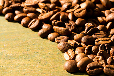 木材背景上的咖啡豆图片下载