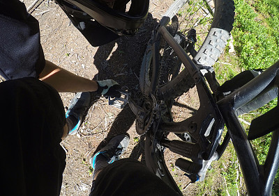 登山者检查他的自行车是否需要修理图片下载