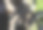 登山者检查他的自行车是否需要修理图片下载