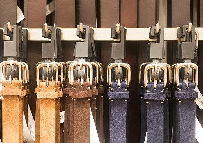 男皮带挂在橱窗上图片下载