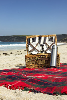 在空旷的海滩上野餐图片下载