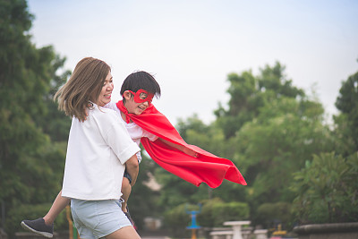 妈妈和她的儿子一起在公园里玩图片下载