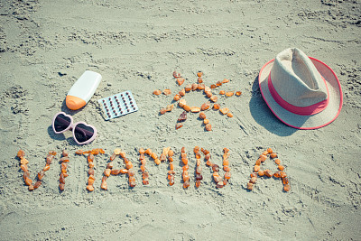 复古照片，医药药丸，碑文维生素A和配件日光浴在海滩，概念健康，美丽和持久的晒黑图片下载