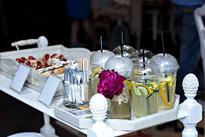 在聚会上喝柠檬水和三明治。一张有零食的桌子。图片下载