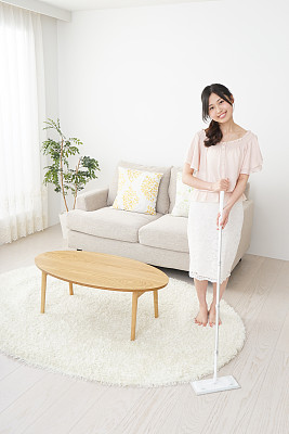 年轻女子正在打扫她的房子图片下载