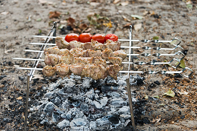 烤肉架上的肉排图片下载