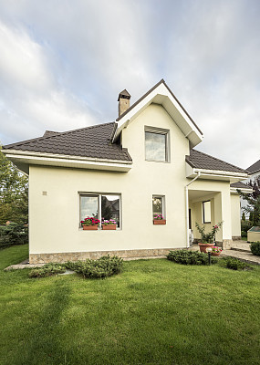 在美丽的天空下，有花园的私人住宅图片下载