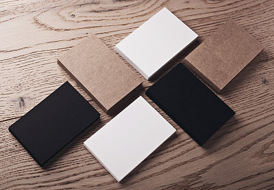 照片的白色，黑色和工艺名片上的木材图片下载