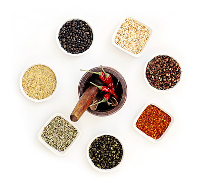 香料和香草在白色的背景。俯视图图片下载