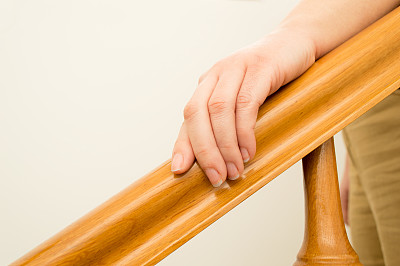 女人递过一根木栏杆图片下载