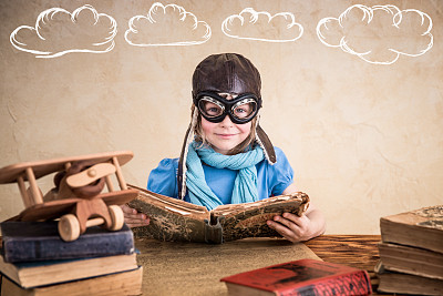 孩子在假扮飞行员图片下载