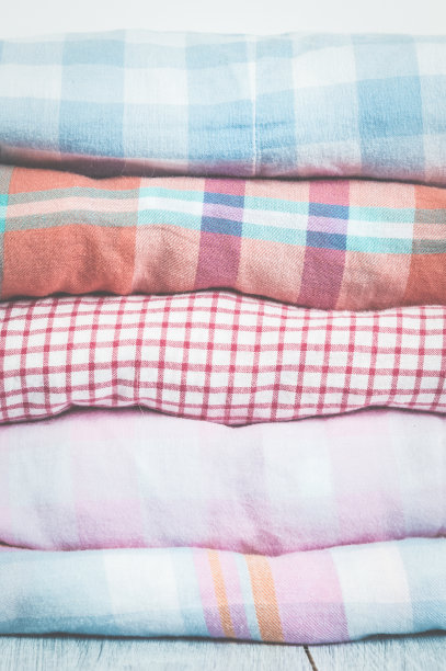 以白色为背景的多色衣服。春天的概念图片下载