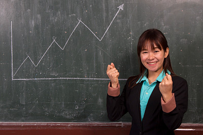 年轻的女商人展示了强大的战略和成功计划图片下载