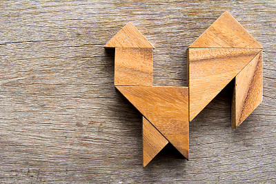 木质七巧板在公鸡形状的背景图片下载