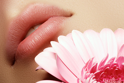 与花。特写美丽的女性嘴唇与明亮的嘴唇图片下载