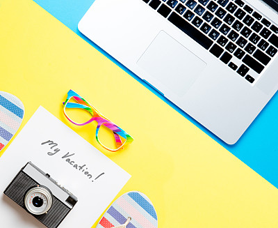 我的假期，笔记本电脑，眼镜和侦探鞋图片下载